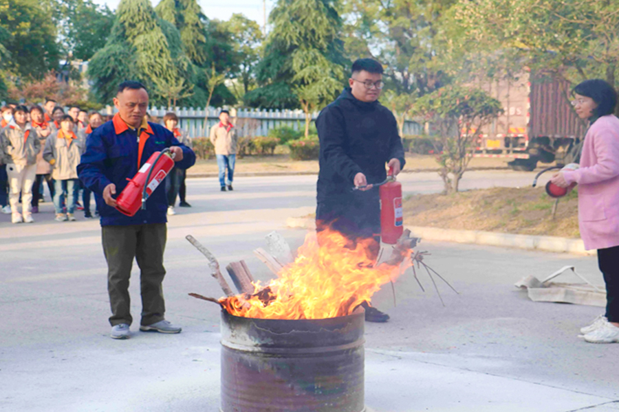 A empresa realiza simulações de incêndio